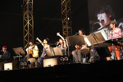 横一列に並んで歌うオフィスオーガスタ所属アーティストたち。来年の開催が早くも楽しみだ。