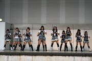 新曲「RIVER」について、高橋は「夢への道のりを『RIVER＝川』に例えた曲なんですけども、今までのAKB48とは違ったカッコイイ一面が垣間見れるダンスナンバーに仕上がっているので、AKB48の新しい境地をみなさんに見せていきたいなと思います。また、夢を追いかけている人にも聴いてほしいです」とコメント。