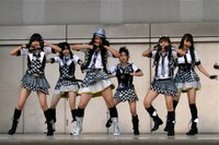 これまでとは異なる作風の「RIVER」のビデオクリップ。その魅力について、秋元は「アイドルっていう概念を覆した迷彩服、あれはすごい良かったと思います。私はそういう服が似合うなというのはわかるんですが（笑）、いつもは絶対に着ないだろうカワイイ系のメンバーも着ているというのが意外で。そこは面白かったですよ」と語っている。