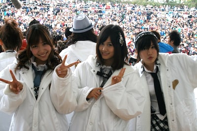 握手会の様子。写真左から河西智美、前田敦子、宮崎美穂。