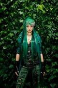 背景の樹木に溶け込むような、全身グリーンのファッションを着こなすJASMINE。