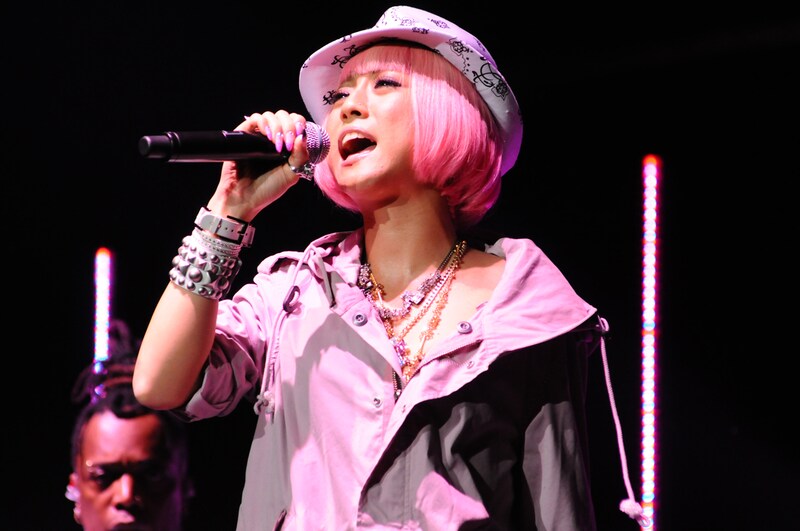 鮮やかなピンクの髪の毛で登場したJASMINE。