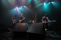 NICO Touches the Wallsの光村龍哉（Vo, G）はMCで「実はポイントカードが8800ポイント貯まってるんだけど、使うタイミングがわからない！」と言い笑わせた。