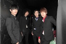 THE BAWDIESは、ライブの合間にtwitterの使い方を習得。この週末から公式twitterでメンバーが積極的につぶやきはじめている。
