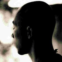 自作の水楽器と世界各地の打楽器を独自のスタイルで“即興戦争”させる打楽器奏者、AKI‐RA sunrise。