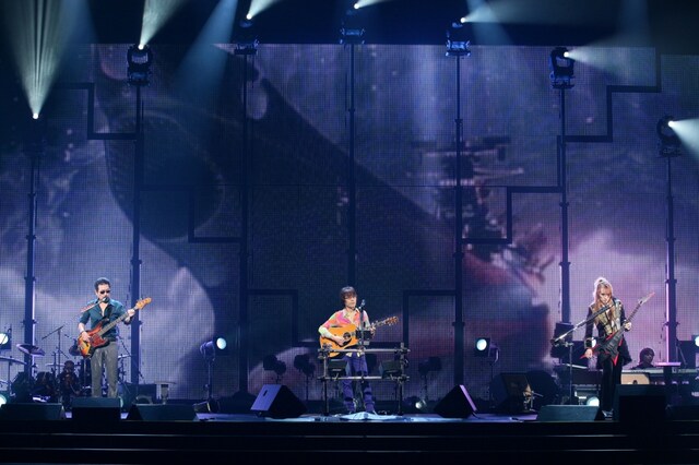 写真は「この愛を捧げて」が初披露された、THE ALFEEの秋ツアー「THE ALFEE 35th Anniversary 2009 My Truth TOUR」の東京国際フォーラム公演の模様。