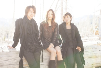 GIRL NEXT DOORは今夜12月2日19:00より放送されるフジテレビ系「FNS歌謡祭」へも出演が決定している。