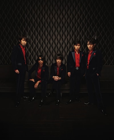 ゴスペラーズの村上てつや（左から2番目）、北山陽一（左から3番目）。