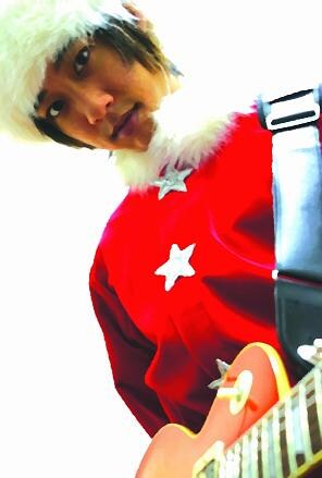 現在配信限定シングル「VERY BIG X'MAS」も好評配信中の井上ジョー。