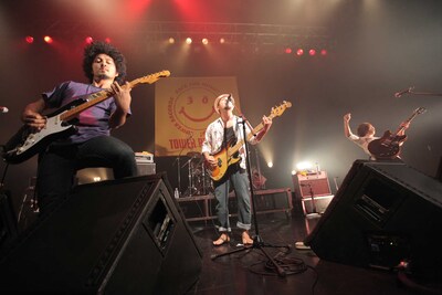 かりゆし58は、力強い歌声とあたたかいサウンドでオーディエンスを魅了。