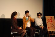松江哲明監督（中央）は「これまで自分の作品では“演出・構成”を名乗ってきたが、今回初めて“監督”というクレジットを入れた」と語った。