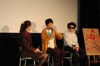 松江哲明監督（中央）は「これまで自分の作品では“演出・構成”を名乗ってきたが、今回初めて“監督”というクレジットを入れた」と語った。