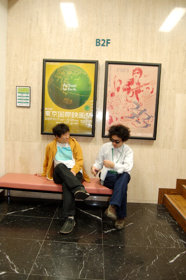 劇場ロビーで談笑する松江監督（左）と前野健太（右）。