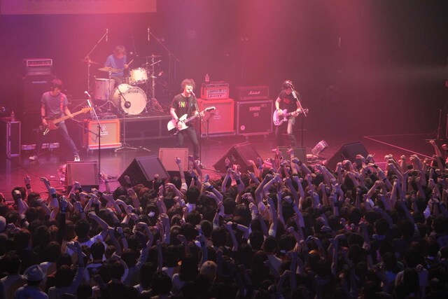 the pillowsは、怒髪天へのリスペクトを込め、「小さな約束」をカバー。