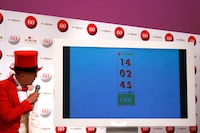 食い入るように水樹奈々の写真が動く画面を見つめるテリー伊藤。