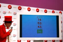 食い入るように水樹奈々の写真が動く画面を見つめるテリー伊藤。