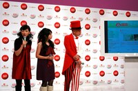 ブログパーツの説明画面に見入る3人。紅白本番に向けて、ブログパーツの機能も日々強化されるとのこと。