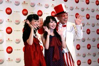 突然たかれたフラッシュに驚く3人。