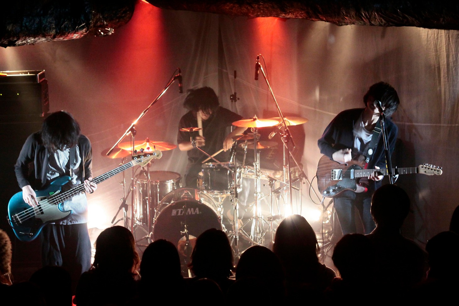 写真は10月24日に吉祥寺WARPで行われたワンマンライブの模様。