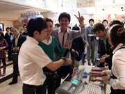 サインがもらえると聞き楽屋から駆けつけレジに並ぶBコースタケト、初恋タローこうすけ、若月亮の3人。