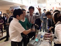 サインがもらえると聞き楽屋から駆けつけレジに並ぶBコースタケト、初恋タローこうすけ、若月亮の3人。