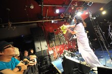 ロマンポルシェ。のライブ序盤ではフロアにキャベツが撒かれる。