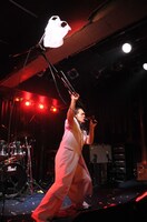 掟ポルシェがマイクスタンドを持ち上げると、キャベツが入っていたビニール袋がひっかかるというマジックが発生。フロアは大爆笑に包まれた。