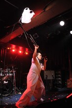 掟ポルシェがマイクスタンドを持ち上げると、キャベツが入っていたビニール袋がひっかかるというマジックが発生。フロアは大爆笑に包まれた。