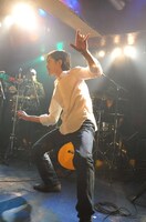 「プロレスLOVEポーズ」を決めるミドリカワ。