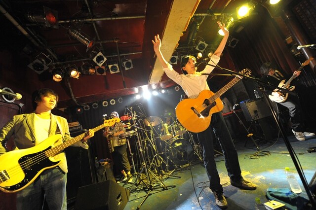 ヒットチューン満載のセットリストながら、お見合いに向けて緊張気味なのかいつもと若干表情が異なるミドリカワ。