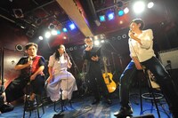 お見合い中、11月にリリースされるマーシー☆ポルシェのシングル「監獄ポップ」についても語った掟。ここには書けないエピソードも満載のトークを繰り広げた。