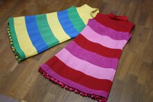 1stアルバム「バニラビーンズ」および配信シングル「恋のセオリー」リリース時の衣装。なお本日10月28日のイベントには現在彼女たちが着ている、シングル「LOVE & HATE」の衣装で登場する。