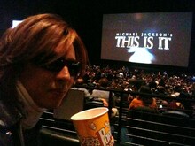 試写会場でポップコーン片手に微笑むYOSHIKI。