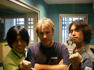 メタル界の大物シンガー、ブルース・ディッキンソン（写真中央）と記念撮影。なお、映画「アンヴィル！ 夢を諦めきれない男たち」オフィシャルサイトには、森本明人（右）のコメントが掲載されている。