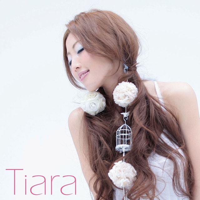 Tiaraは「誰より好きなのに」（写真）について「この曲を初めて聴いた十代の頃は歌詞の意味がまだ分からなかったのですが、幾つかの恋愛を経験し大人になって改めて読み返す事で、昔は分からなかった歌詞の内容が分かるようになった自分がいて、すごく感動したのを覚えています」とコメント。