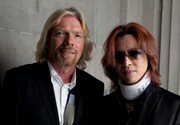 YOSHIKIはリハビリの合間を縫って、映画「ATOM」のプレミア試写会、ハローキティ誕生35周年パーティなどに出席。10月26日にはヴァージングループの創始者で会長を務める、リチャード・ブランソンとその母親が主催するチャリティパーティに参加した。