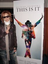「THIS IS IT」の立て看板の前で、ピースサインを見せるYOSHIKI。