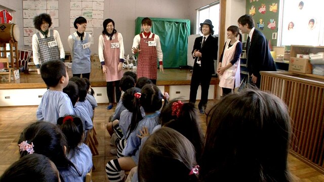 落ち着きのない園児を前に、若干戸惑い気味の“ろい先生”。