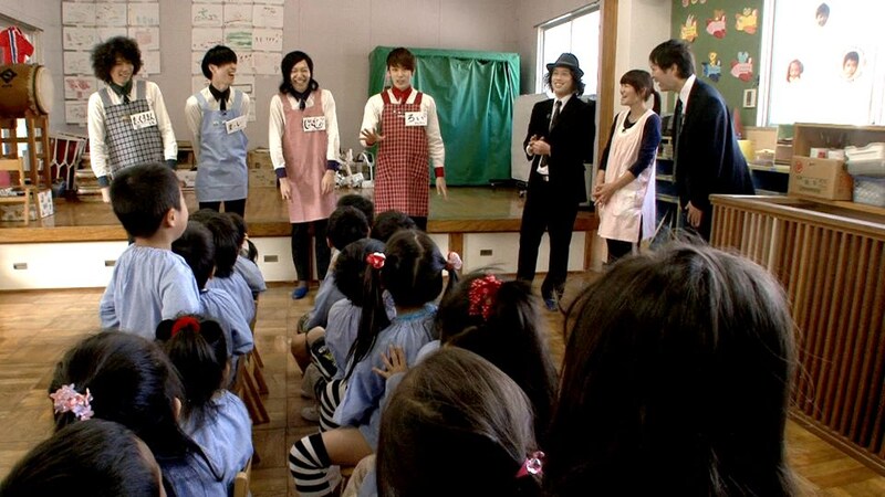 落ち着きのない園児を前に、若干戸惑い気味の“ろい先生”。