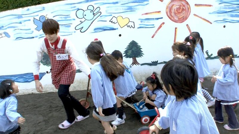 元気いっぱいの園児と遊ぶ“ろい先生”。