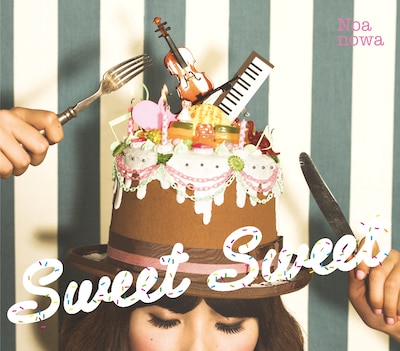 「spoon.」特集ページでは、シングル「Sweet Sweet」（写真）のジャケットを飾る“未確認スイーツ”の正体が明かされている。