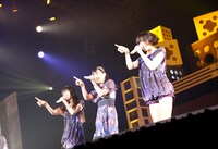 本日のアンコールではDVDリリースの情報に加え、12月17日に初のライブ写真集を発売すること、そして来年春にファンクラブ限定のライブハウスツアーを行うことを発表している。