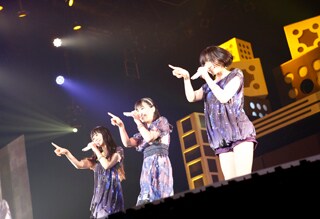 本日のアンコールではDVDリリースの情報に加え、12月17日に初のライブ写真集を発売すること、そして来年春にファンクラブ限定のライブハウスツアーを行うことを発表している。