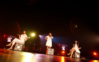 最新アルバム「⊿（トライアングル）」の収録曲「Zero Gravity」を歌うPerfume。