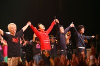 増子兄ィはMCで「長くやってきてよかった。こんなにいっぱい仲間たちも（ファンも）いる。恩返しできることはこれからも長くやっていくことだと思う」と感極まりながら語った。