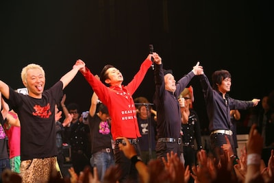 増子兄ィはMCで「長くやってきてよかった。こんなにいっぱい仲間たちも（ファンも）いる。恩返しできることはこれからも長くやっていくことだと思う」と感極まりながら語った。