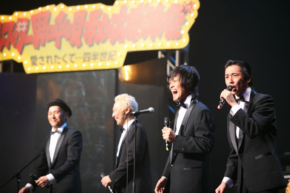 慣れない正装で若干緊張した面持ちの怒髪天のメンバーたち。ロックバンドというよりはグループサウンズのようだ。
