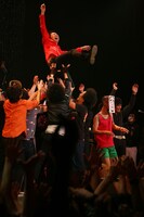 ゲストたちに胴上げされ、宙を舞う増子兄ィ。