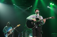 ライブ後には50人限定のサイン会も実施。この日のライブで初めて彼の音楽を知り、急いでCDを買いサイン会に並んだという音楽ファンの姿もあった。（写真提供：GRAND MINT FESTIVAL）