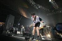 日本でのライブと同様、汗だくでのパフォーマンスを見せるカジヒデキ。（写真提供：GRAND MINT FESTIVAL）